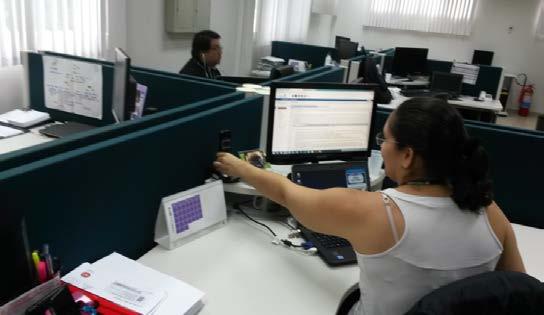 Além disso, a mesa tem borda com quina viva causando a compressão tecidual local do antebraço.