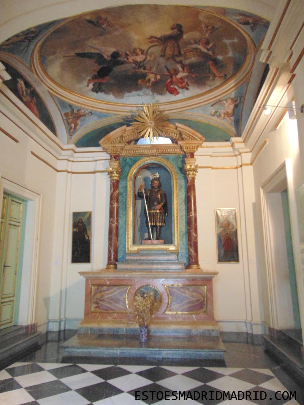 Foi construído no início do século XVI com estilo renascentista e nele se pode ver (na parte superior), estátuas dos santos da casa.