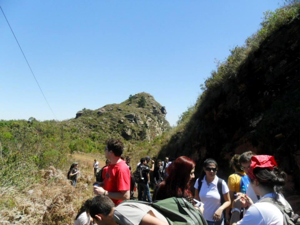 A geologia da área corresponde a Formação Serra Geral (Basaltos), Formação Butucatu/Piramboia (arenitos) e Formação Rio do Rasto (arenitos, siltitos e argilitos).