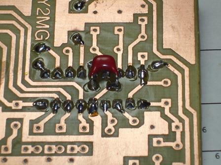 Página 3 de 3 Iniciando a montagem Ao lado de cada operação, após executá-la, coloque um X. 1- Solde C15(0.1uF- 104). Esse capacitor será soldado do lado do cobre.