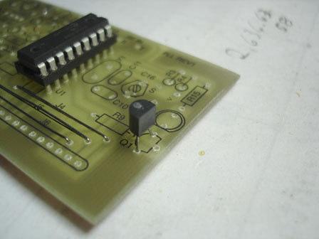 Página 5 de 5 24- Solde Q1(transistor BC557, observe que o lado plano do transistor fique alinhado