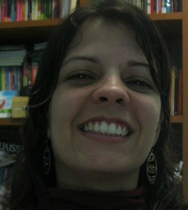 Tatiana Simões e Luna Possui graduação em Letras pela Universidade Federal de Pernambuco (2003) e Mestrado em Linguística (2006) pela mesma instituição.