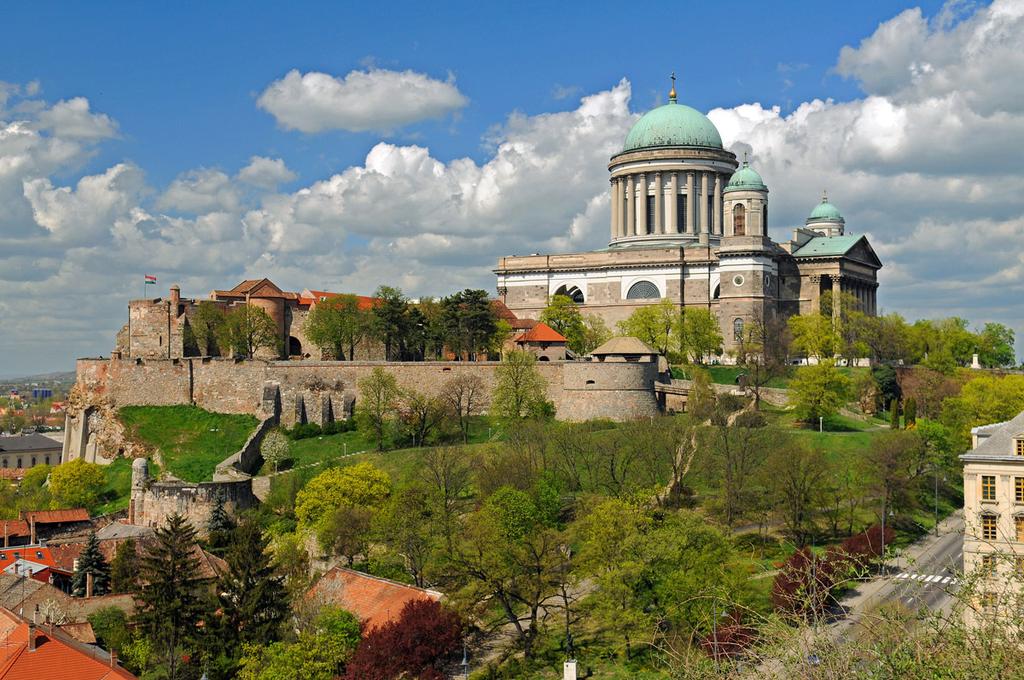 Padre SILVANO GONÇALVES Cidades com um impressionante Património histórico e arquitetónico, as encantadoras capitais da Europa Central, convidam a uma viagem inesquecível!
