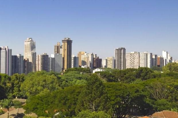 3 Curitiba, cidade verde possui : - 54m² área verde por habitante (2016); - 37m² de áreas de parques e praças por habitante (2015) Imagem: Planeta Anderson Área