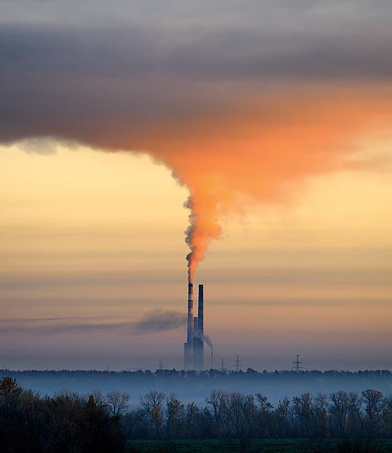 Poluição atmosférica Substâncias que existem no ar, como os óxidos de carbono (CO, CO 2 ) ou de nitrogénio (NO, NO 2 ), são libertadas em larga escala devido à atividade humana, provocando poluição