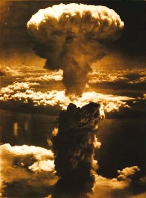 , A bomba atômica, lançada em Hiroshima e Nagasaki, durante a Segunda Guerra Mundial, consistiu