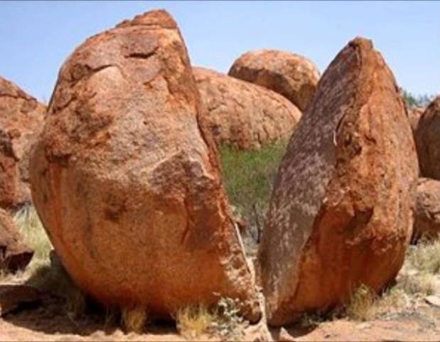 O intemperismo É o conjunto de processos físicos e químicos que modificam as rochas