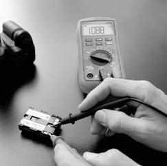 Ao utilizar o aparelho de medição, o utente deverá observar as seguintes regras de segurança: Proteção contra os perigos provocados por corrente elétrica. Proteção do aparelho contra uso indevido. 3.