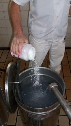 A embalagem do leite produzido na agroindústria não gera diferencial competitivo no que diz respeito às diversas tarefas de venda que ela pode proporcionar, segundo Kotler e Amstrong (2007), e não