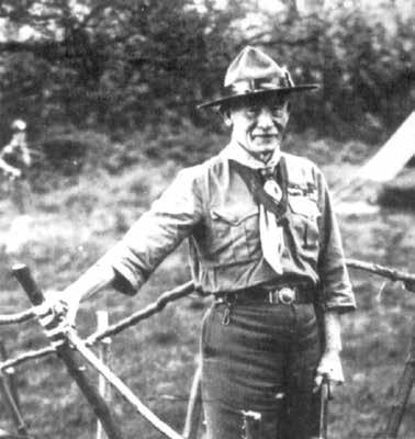 HISTÓRIA DO MOVIMENTO ESCOTEIRO Em 22 de fevereiro de 1857, nascia em Londres (Inglaterra), Robert Stephenson Smith Baden-Powell, o fundador do Movimento Escoteiro.