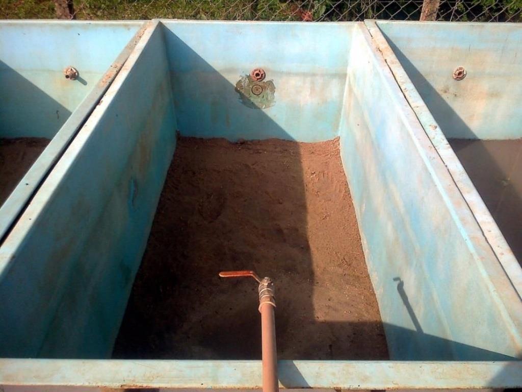 água do cultivo de tilápia em sistema sem renovação de água com substratos artificiais.