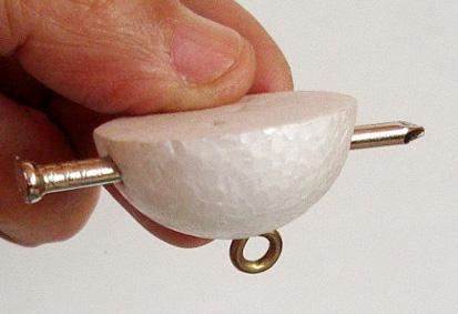APÊNDICES I - Construindo uma bússola de prego ou de agulha de costura Usar um prego de aço ou agulha de aço imantado ( para a imantação, atritar um dos