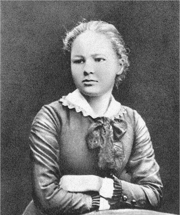 Leitor. Após a sua morte, os assassinos esquartejaram seu corpo e então o queimaram. 3.2 Marie Curie (1867-1934) Maria Salome Sklodowska Curie, mais conhecida como Marie Curie (Figura 3.