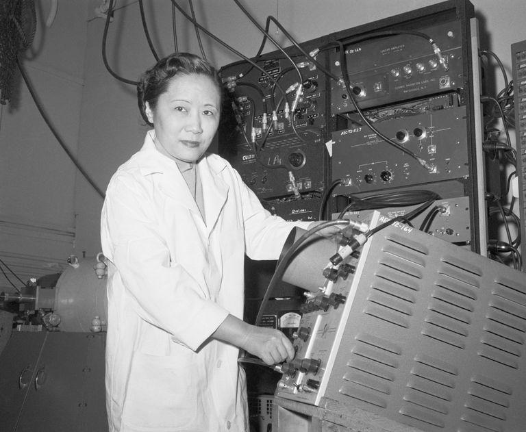 Figura 3.17: Chien-Shiung Wu em um laboratório. Images[20]. Bettmann Archive/Getty concluiu o ensino básico como valedictorian.