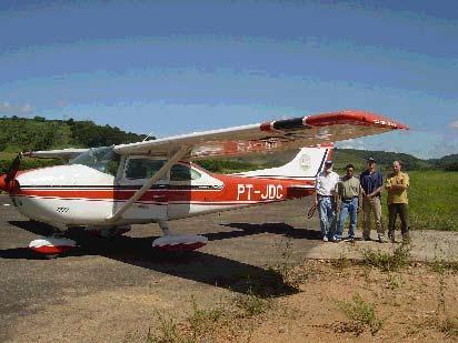 banda do verde. As imagens foram georeferenciadas com uso do software SPRING (Sistema de Processamento de Informações Georeferenciadas). Figura 1a. Avião Cessna Figura 1b.