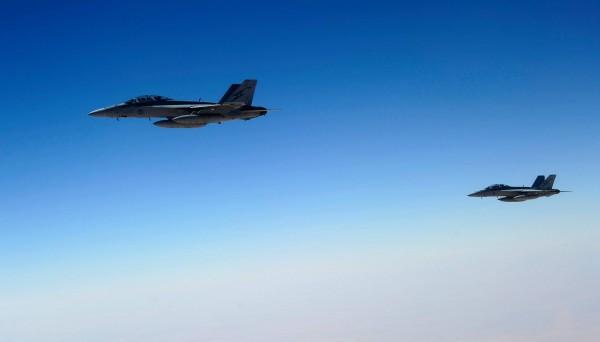 dos F/A-18F Super Hornet da RAAF e dos caças franceses