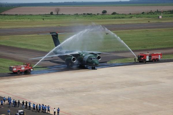 Principal projeto militar da empresa é o jato militar KC-390, que foi desenvolvido por encomenda da FAB A Embraer aposta na criação de cinco novos produtos ao longo dos próximos seis anos para