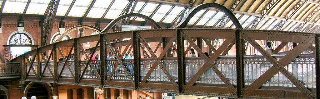 1890 O aço substitui o ferro forjado e torna-se o principal material estrutural.