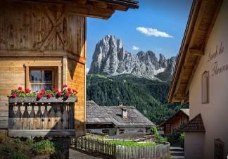 regiões mais pitorescas da Itália, as montanhas dos Alpes.