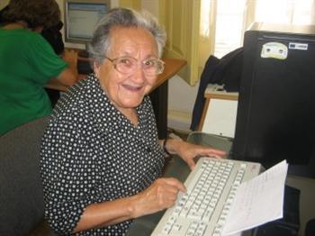 Vitalina de Almeida está a tirar o 6º ano no Novas Oportunidades na Universidade Sénior de Grândola Tem 97 anos e está a aprender informática, história, faz ginástica e dança Jornal Público