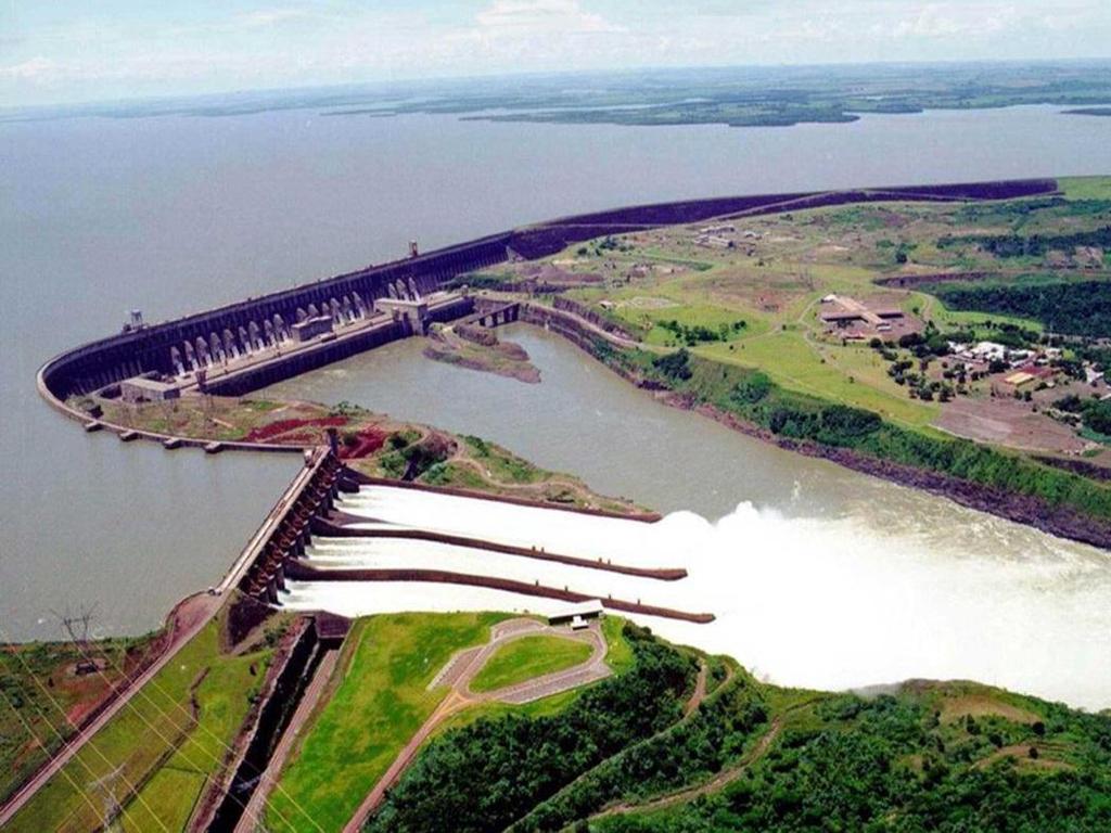 ITAIPU - exemplo de integração energética binacional Brasil e Paraguai Potência instalada de 14.