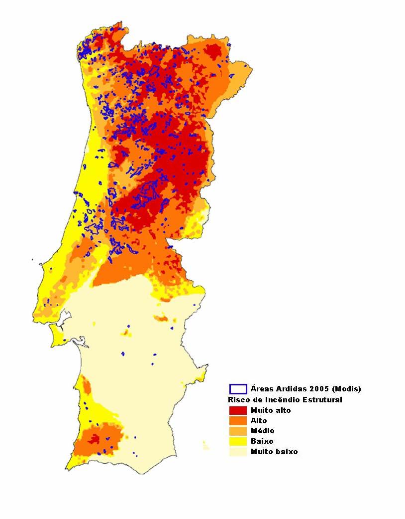 A distribuição geográfica das áreas ardidas em 2005 pode ser comparada com a cartografia do risco de incêndio estrutural, produzida em 2004 para a DGRF e publicada na Portaria nº 1060/04 de 21 de