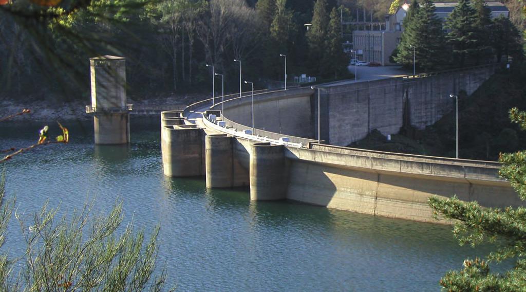 1. Apresentação A central, construída junto à barragem, na margem esquerda do Cávado aloja dois grupos geradores, equipados com turbinas Francis e com alternadores, com potências nominais unitárias