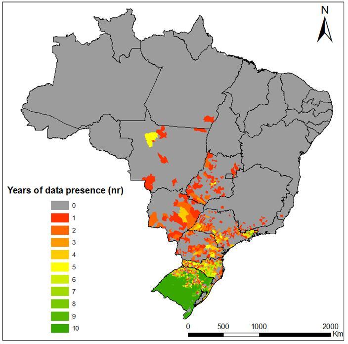 representantes no Brasil, Lymnaea columella, L. viatrix e L. cubensis (MAURE et al. 1998 e MAS- COMA, 2005), eliminando a fase infectante de cercária. F.