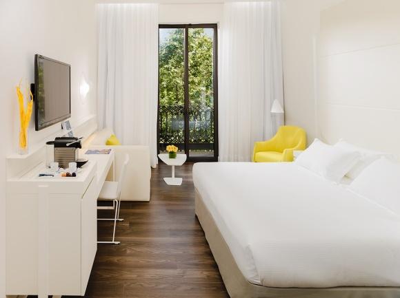 Quartos Basic: quartos interiores de menores dimensões com vista para o elegante átrio do hotel. Dispõem de uma TV LED 32.