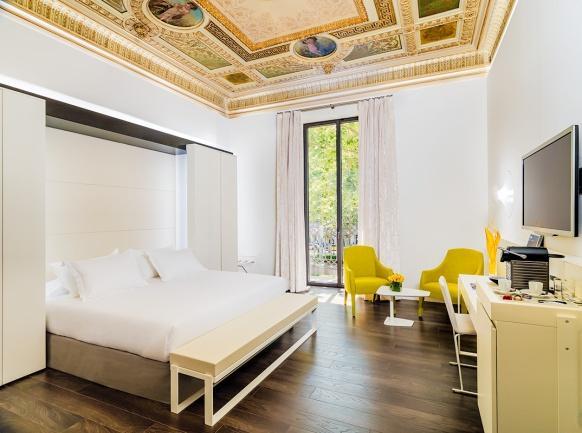 QUARTO SUPERIOR TERRAÇO Quartos Deluxe: quartos com uma cama King Size, com tetos restaurados com molduras e pinturas originais do século XIX.