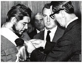 Proposto 2) (UNICAMP) Na foto reproduzida a seguir, o presidente Jânio Quadros condecora o líder da Revolução Cubana, Ernesto Che Guevara. (Fonte: http:// bloghistoriacritica.blogspot.com.br.
