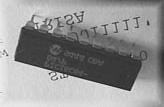 O MICROCONTROLADOR PIC 16C84 1. INTRODUÇÃO O PIC 16C84, como se pode ver na figura 1, é um circuito integrado produzido pela Microchip Technology Inc.