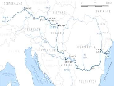 De modo geral, as capitais européias são banhadas por rios importantes, como é o caso dos rios Tamisa (Londres), Sena (Paris), Spree (Berlim) e Danúbio (Viena, Budapeste, Belgrado).