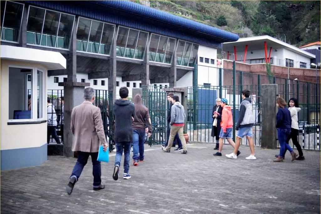 Se o professor não estiver quando o alarme tocar, ou se não te encontrares na sala de aula,