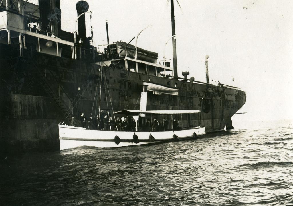 surtos em portos nacionais, tendo a canhoneira Beira participado nessa operação no porto de S. Vicente e ficado responsável pela guarda desses navios, cujas tripulações foram internadas na ilha de S.