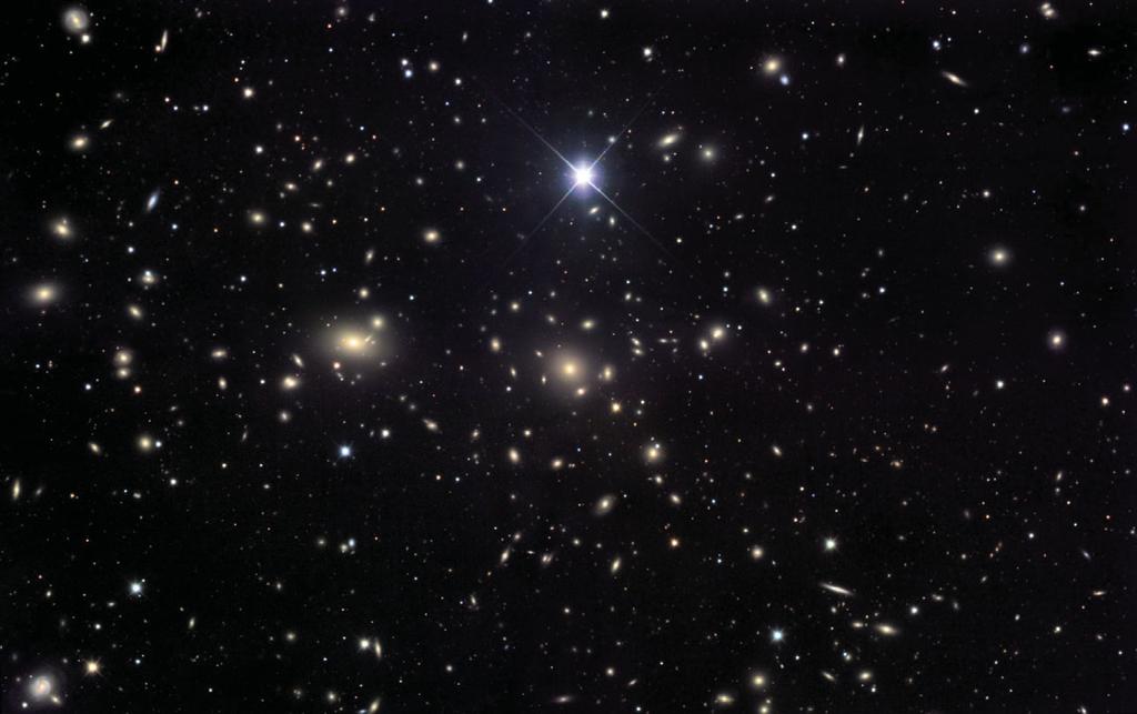 Aglomerados de Galáxias Massa entre 10 14 M e 10 15 M. Diâmetro ~ 3 até 5 Mpc. Contêm entre centenas a milhares de galáxias.