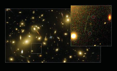 Aglomerados: telescópio gravitacional Com arcos gravitacionais, podemos medir a massa de aglomerados de galáxias.