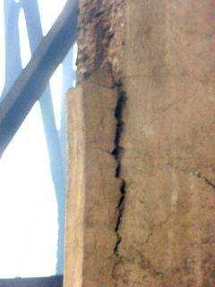 O concreto, além da redução da resistência, perde área resistente devido ao spalling.