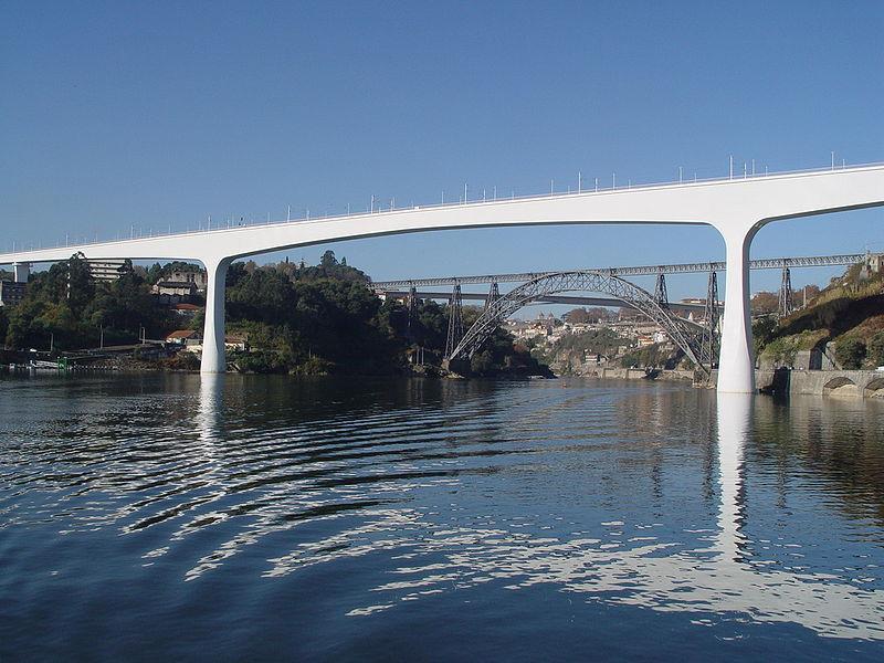 25 Figura 7 Ponte São João localizada em Portugal (fonte: WIKIPÉDIA, 2007) 3.3.3 Pontes em arcos De acordo com Leonhardt (1979, p.