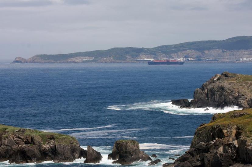 Fontenla. Un dos faros de Mera e a Torre de Hércules ao fondo.