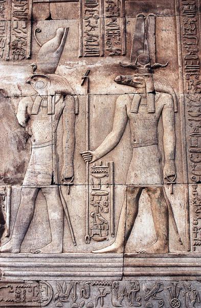 Visita à necrópole de Tebas: Vale dos Reis, templo de Hatshepsut e os colossos de Memnon. À hora prevista partida até Esna. Cruzaremos as exclusas de Esna e continuaremos a navegação até Edfu.