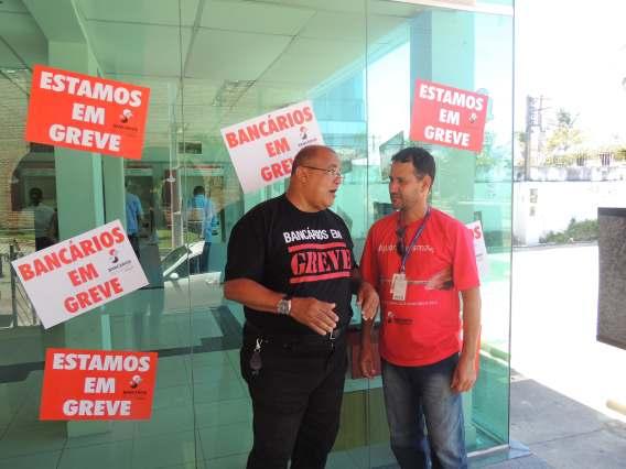 Força da greve fez a Fenaban avançar Greve no Santander da Rua do Sol