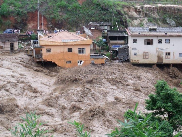 São José do Vale do Rio Preto Onda de translação formada por rompimento de bloqueio repentino nas cabeceiras do rio. Foi um desastre devastador causando cerca de uma centena de mortes.