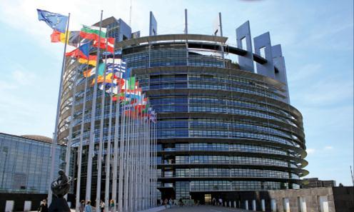 INSTITUIÇÕES POLÍTICAS DA UNIÃO EUROPEIA Criação de um espaço supranacional; O Conselho Europeu dirige a União Europeia com reuniões trimestrais; O