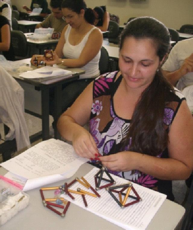 As propriedades dos materiais geológicos advêm, essencialmente, de suas estruturas cristalinas e de sua composição química.