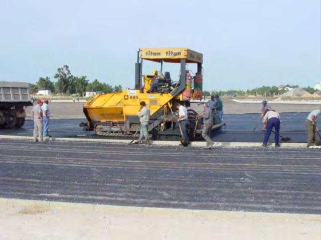 Registo fotográfico da instalação Fase das terraplanagens (preparação da obra) Montagem do estaleiro de obra (onde ficam os materiais, máquinas e pessoal) Construção das