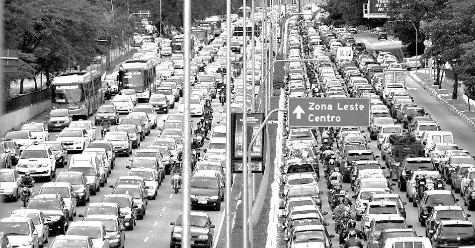 UNIVERSIDADE FEDERAL DE JUIZ DE FORA PISM 2018 Módulo II Dia 1 PROVA DISCURSIVA DE GEOGRAFIA QUESTÃO 2 - As cidades brasileiras estão ficando com as ruas cada vez mais ocupadas por motos e automóveis.