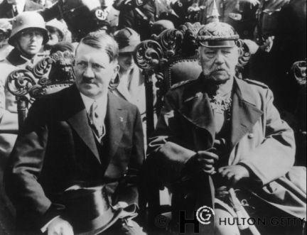 -Hitler concentrou, a partir de 1933, todos os poderes do Estado Alemão.