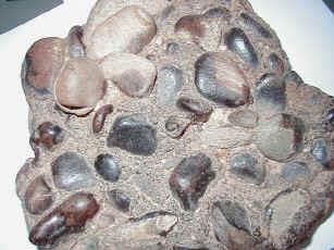 Tipos de Rochas Sedimentares Clásticas (ou detríticas): formadas por fragmentos de minerais ou rochas pré-existentes que são transportados