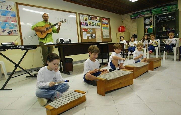 PROFESSORES, com competência pedagógica e musical para atuar em escolas de educação básica, escolas de ensino específico de música e outros espaços.